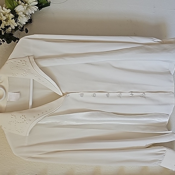 Women's off-white button down blouse - Picture 3 of 7